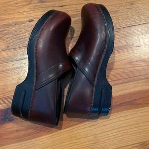 Dansko ladies shoes/clogs in cordovan color